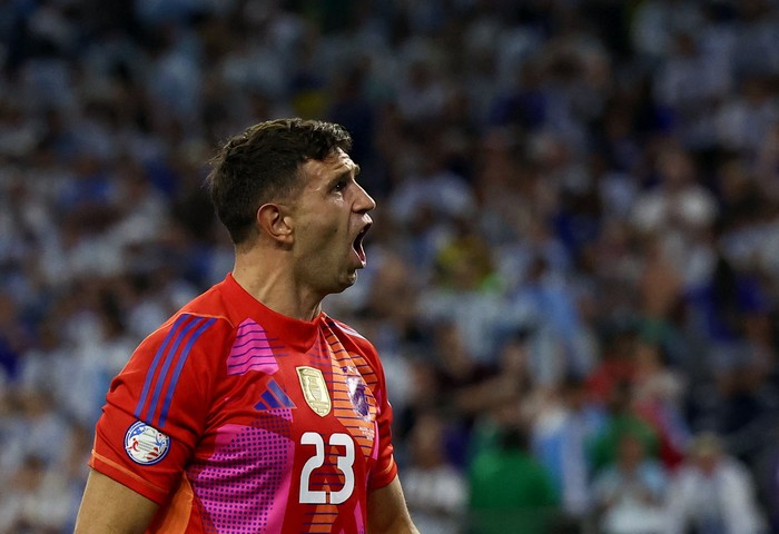 Soccer Football - Copa America 2024 - Quarter Final - Argentina v Ecuador - NRG Stadium, Houston, Texas, United States - July 4, 2024 Argentinas Emiliano Martinez celebrates after winning the penalty shootout REUTERS/Agustin Marcarian
