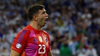 Kiper Aston Villa, Emiliano Martinez, juga merapat ke Manchester United. Pemain Argentina itu sudah tak dimainkan di laga terakhir The Villans, tinggal menunggu kepastian nasibnya di akhir bursa transfer hari ini. (Foto: REUTERS/Agustin Marcarian)
