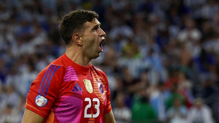 Soccer Football - Copa America 2024 - Quarter Final - Argentina v Ecuador - NRG Stadium, Houston, Texas, United States - July 4, 2024 Argentinas Emiliano Martinez celebrates after winning the penalty shootout REUTERS/Agustin Marcarian