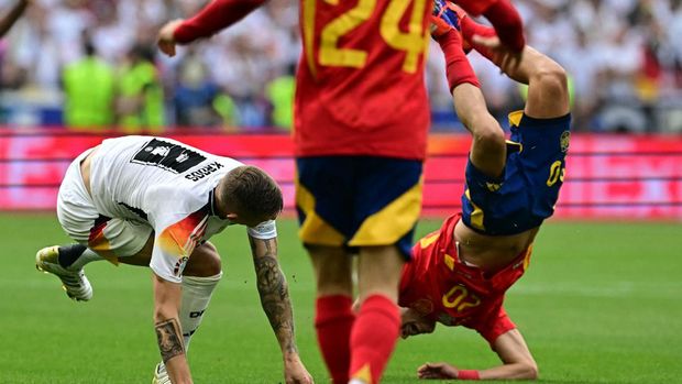 Spain's midfielder #20 Pedri and Germany's midfielder #08 Toni Kroos react after colliding during the UEFA Euro 2024 quarter-final football match between Spain and Germany at the Stuttgart Arena in Stuttgart on July 5, 2024. (Photo by Tobias SCHWARZ / AFP)