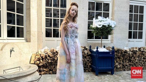 Dalam dunia haute couture, di mana inspirasi seni sering kali terkait dengan filosofi, koleksi musim dingin 2024/25 karya Franck Sorbier berdiri sebagai bukti inspirasi mendalam yang dapat dibangkitkan oleh alam.