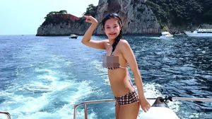 7 Gaya Jennie BLACKPINK Liburan Musim Panas, Berbikini di Pantai Italia