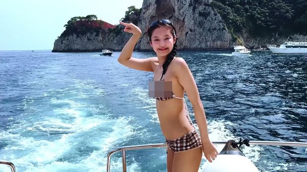 7 Gaya Jennie BLACKPINK Liburan Musim Panas, Berbikini di Pantai Italia