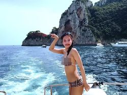 7 Gaya Jennie BLACKPINK Liburan Musim Panas, Berbikini di Pantai Italia