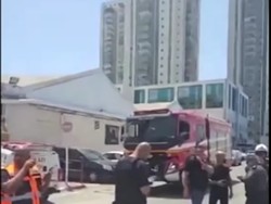 Roket Lebanon Mengenai Bangunan Mal di Israel