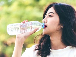 Bolehkah Makan dan Minum Sambil Berdiri? Begini Hukumnya dalam Islam Bolehkah Makan dan Minum Sambil Berdiri? Begini Hukumnya dalam Islam