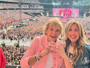 Gokil! Nenek 90 Tahun Rayakan Ultah dengan Nonton Konser Taylor Swift Gokil! Nenek 90 Tahun Rayakan Ultah dengan Nonton Konser Taylor Swift