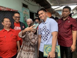 Kaesang Kunjungi Warga Tanjung Priok, Salat Jumat Bareng-Bagi Buku Gratis