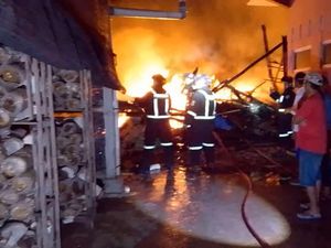 Amukan Si Jago Merah Hanguskan Kumbung Jamur Masud di Kuningan Amukan Si Jago Merah Hanguskan Kumbung Jamur Masud di Kuningan