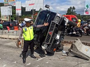 Detik-detik Truk Seruduk Calya-Mobil Boks di Exit Tol Bawen Detik-detik Truk Seruduk Calya-Mobil Boks di Exit Tol Bawen