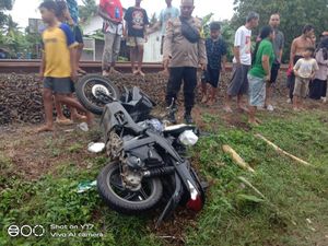 Terabas Perlintasan Tanpa Palang Pintu, Pemotor Tewas Tertabrak KA di Banyumas