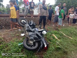 Terabas Perlintasan Tanpa Palang Pintu, Pemotor Tewas Tertabrak KA di Banyumas