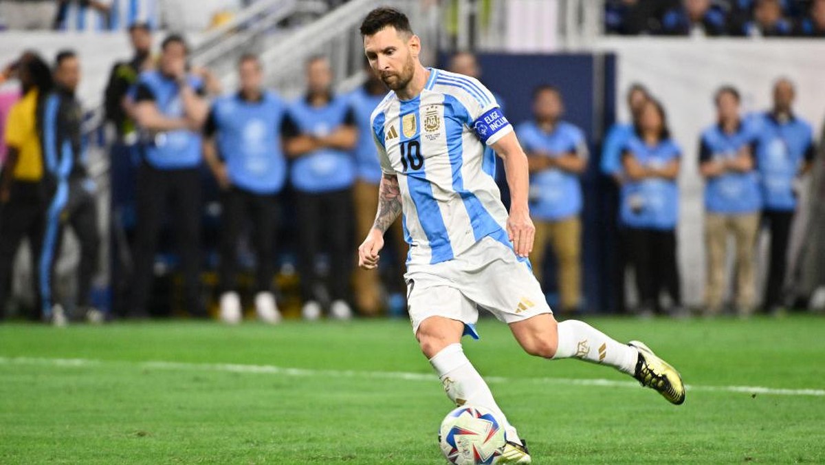 Eksekusi penalti panenka ala Lionel Messi. (Foto: Getty Images/Logan Riely)