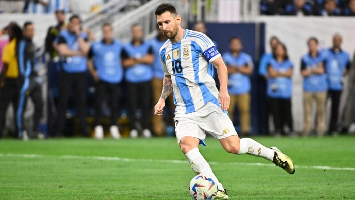 HOUSTON, TEXAS - JULY 04: Lionel Messi of Argentina in the penalty shoot out during the CONMEBOL Copa America 2024 quarter-final match between Argentina and Ecuador at NRG Stadium on July 04, 2024 in Houston, Texas. (Photo by Logan Riely/Getty Images)