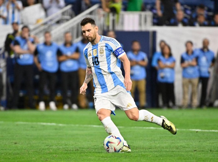 HOUSTON, TEXAS - JULY 04: Lionel Messi of Argentina in the penalty shoot out during the CONMEBOL Copa America 2024 quarter-final match between Argentina and Ecuador at NRG Stadium on July 04, 2024 in Houston, Texas. (Photo by Logan Riely/Getty Images)