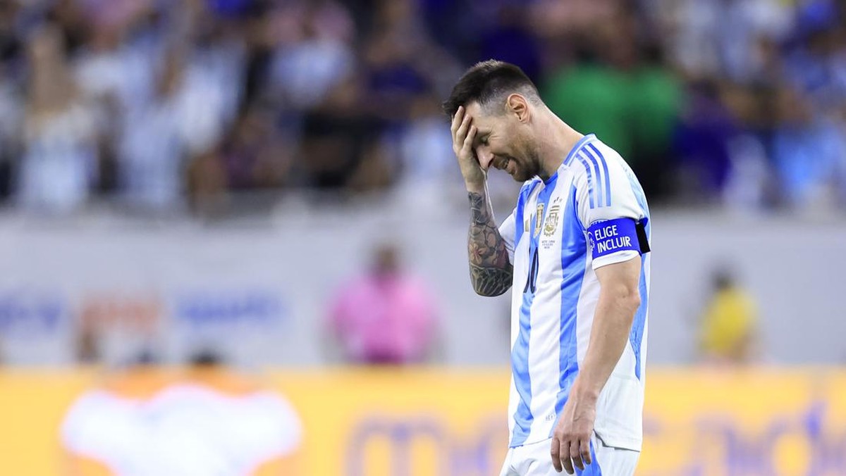 Ekspresi kecewa Lionel Messi setelah bola tembakan penaltinya mengenai mistar. (Foto: Getty Images/Buda Mendes)