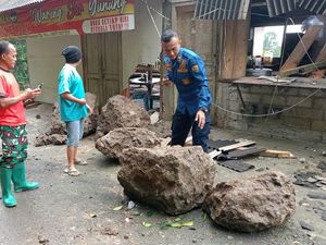 Hujan Sejak Sore, Longsor Batu Timpa Warung di Trenggalek Hujan Sejak Sore, Longsor Batu Timpa Warung di Trenggalek