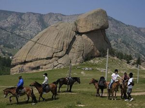 Melihat Turtle Rock, Batu Menyerupai Kura-kura di Mongolia