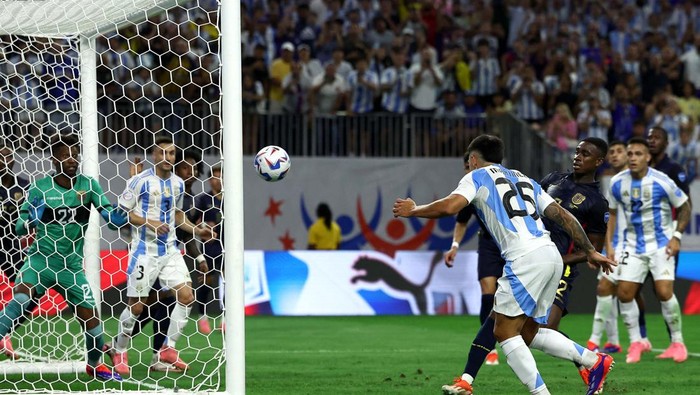 Soccer Football - Copa America 2024 - Quarter Final - Argentina v Ecuador - NRG Stadium, Houston, Texas, United States - July 4, 2024
Argentina's Lionel Messi and Lisandro Martinez celebrate after winning the penalty shootout REUTERS/Agustin Marcarian