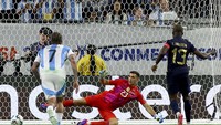Ekuador mendapatkan hadiah penalti di menit ke-62 setelah Rodrigo De Paul melakukan handball. Ener Valencia maju sebagai eksekutor dan bola tembakan mengenai tiang di saat Emi Martinez sudah salah arah. Ekuador kemudian merobek gawang Argentina di injury time lewat sundulan Kevin Rodriguez. Gol tersebut sempat ditinjau ulang lewat VAR karena ada dugaan Moises Caicedo dalam posisi offside dalam upaya menyambar bola, namun keputusan gol itu tetap sah.
