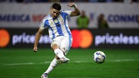 Alvarez berhasil membawa Argentina memimpin 1-0. Emi Martinez menepis penembak kedua Ekuador, yakni Alan Minda. Mac Allister kemudian membawa Argentina memimpin 2-0 setelah tembakannya mengecoh kiper. John Yeboah sukses menaklukkan Emi Martinez dan mengubah skor menjadi 1-2.