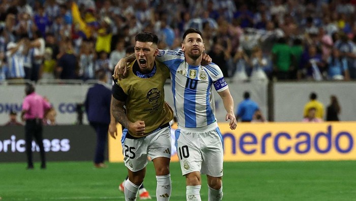 Soccer Football - Copa America 2024 - Quarter Final - Argentina v Ecuador - NRG Stadium, Houston, Texas, United States - July 4, 2024
Argentina's Lionel Messi and Lisandro Martinez celebrate after winning the penalty shootout REUTERS/Agustin Marcarian
