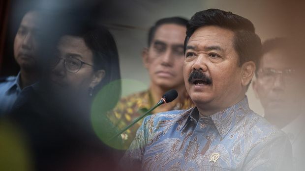 Menko Polhukam Hadi Tjahjanto (kanan) didampingi Menteri Keuangan Sri Mulyani Indrawati (kiri) memberikan keterangan saat konvensi pers usai penandatanganan buletin aktivitas serah terima dan penetapan status penggunaan aset properti di Jakarta, Jumat (5/7/2024). Menko Polhukam Hadi Tjahjanto berbareng Menteri Keuangan Sri Mulyani Indrawati menandatangani buletin aktivitas serah terima dan penetapan status penggunaan aset properti eks Bantuan Likuiditas Bank Indonesia (BLBI) senilai Rp2,77 triliun untuk diserahkan kepada sembilan kementerian/lembaga. ANTARA FOTO/Bayu Pratama S