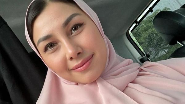 7 Potret Nisya Ahmad yang Curi Perhatian Pakai Jilbab Poni Usai Berhaji