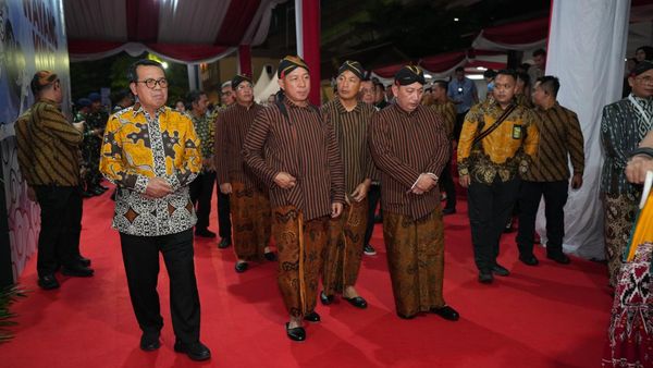 Momen Kapolri-Panglima TNI Nonton Wayang Kulit Lakon Tumurune Wiji Sejati