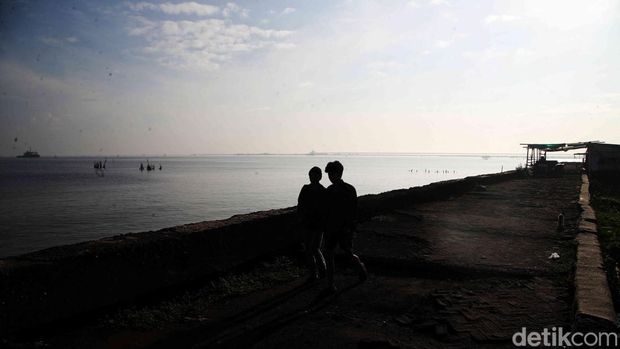 Pantai Marunda, Cilincing, Jakarta Utara diminati pengunjung pada momen libur sekolah kali ini. Biaya masuk terjangkau, pantai pun kian bersih.