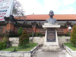 Kisah Cinta Orang Tua Bung Karno Bersemi dari Sekolah Rakyat Kisah Cinta Orang Tua Bung Karno Bersemi dari Sekolah Rakyat