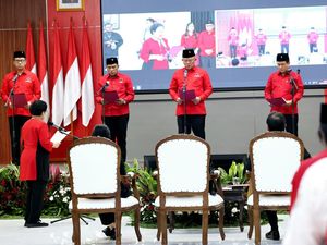 PDIP Lantik 4 Kepala Badan Partai, Ada Eks Gubernur Lemhannas Andi Widjajanto PDIP Lantik 4 Kepala Badan Partai, Ada Eks Gubernur Lemhannas Andi Widjajanto