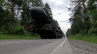 Penampakan Rudal Balistik Antarbenua Yars Belah Hutan di Rusia