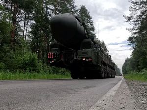 Penampakan Rudal Balistik Antarbenua Yars Belah Hutan di Rusia Penampakan Rudal Balistik Antarbenua Yars Belah Hutan di Rusia