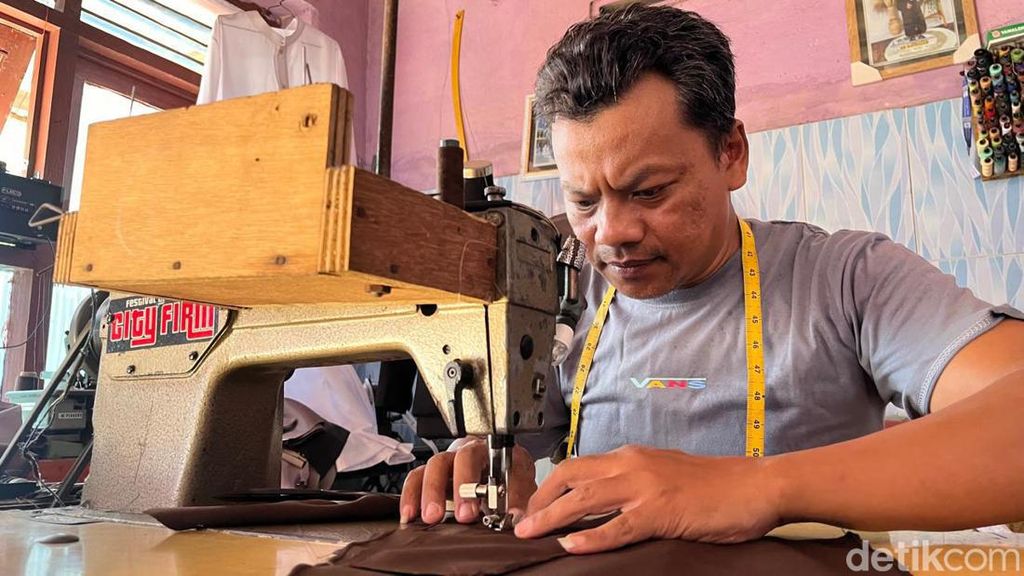 Berkah Penjahit Seragam Sekolah di Mojokerto Saat Tahun Ajaran Baru Berkah Penjahit Seragam Sekolah di Mojokerto Saat Tahun Ajaran Baru