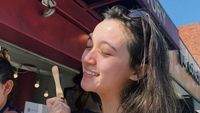 Pesona Megan Domani Saat Kulineran di Beach Club hingga Ngemil Es Krim