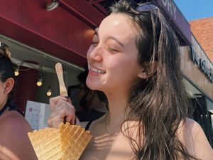 Pesona Megan Domani Saat Kulineran di Beach Club hingga Ngemil Es Krim