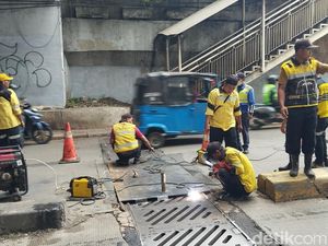Penutup Gorong-gorong Underpass Manggarai Rusak Kini Ditutup Pelat Besi Penutup Gorong-gorong Underpass Manggarai Rusak Kini Ditutup Pelat Besi