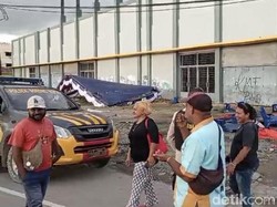 Komunitas Bola Bongkar Tenda Konser Musik Internasional di Stadion Bawela