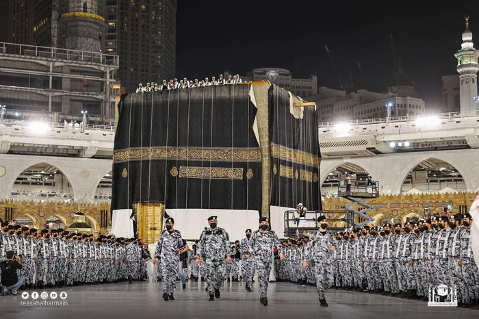 Proses perubahan kiswah Kabah Proses perubahan kiswah Kabah