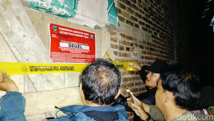 Prosesi penyegelan tempat ibadah JAI di Cilawu Garut Prosesi penyegelan tempat ibadah JAI di Cilawu Garut