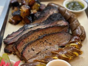 Smokey dan Juicy! 5 BBQ Brisket Ini Cocok Buat Makan Enak Tanggal Muda Smokey dan Juicy! 5 BBQ Brisket Ini Cocok Buat Makan Enak Tanggal Muda
