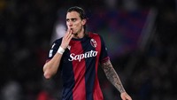 Squawka melansir, Calafiori punya tinggi 1,8 meter. Di Liga Italia musim lalu, dirinya sukses catatkan 71 persen menangi duel udara dan diyakini akan main sebagai bek sayap kiri di Arsenal (Getty Images)