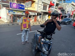 Dishub Parepare Berantas Juru Parkir Liar Lewat Rompi Barcode