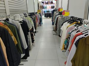 Di Tengah Heboh Impor Pakaian Bekas, Ternyata Ada Pusat Thrifting di Jakarta Di Tengah Heboh Impor Pakaian Bekas, Ternyata Ada Pusat Thrifting di Jakarta
