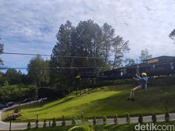Sandiaga Uno Buka AKI dengan Naik Flying Fox di Kaldera Toba