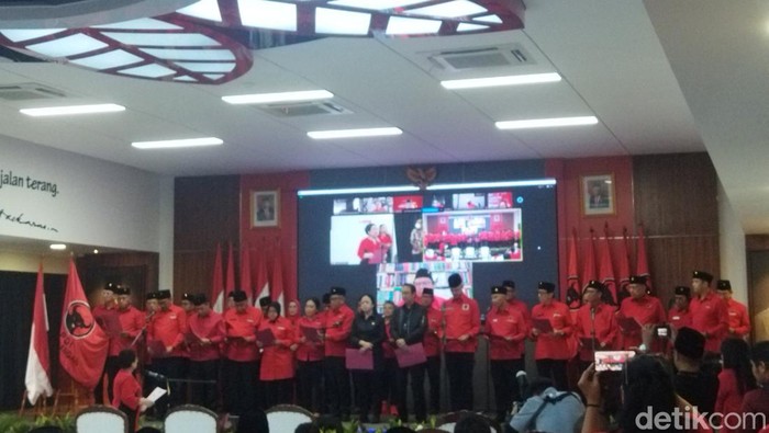 Sumpah komitmen jabatan pengelola DPP PDIP masa bakti 2019-2024 diperpanjang sampai 2025. (Kurniawan Fadilah/detikcom). Sumpah komitmen jabatan pengelola DPP PDIP masa bakti 2019-2024 diperpanjang sampai 2025. (Kurniawan Fadilah/detikcom).