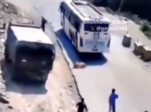 Detik-detik Rombongan Peziarah Loncat dari Bus yang Rem Blong