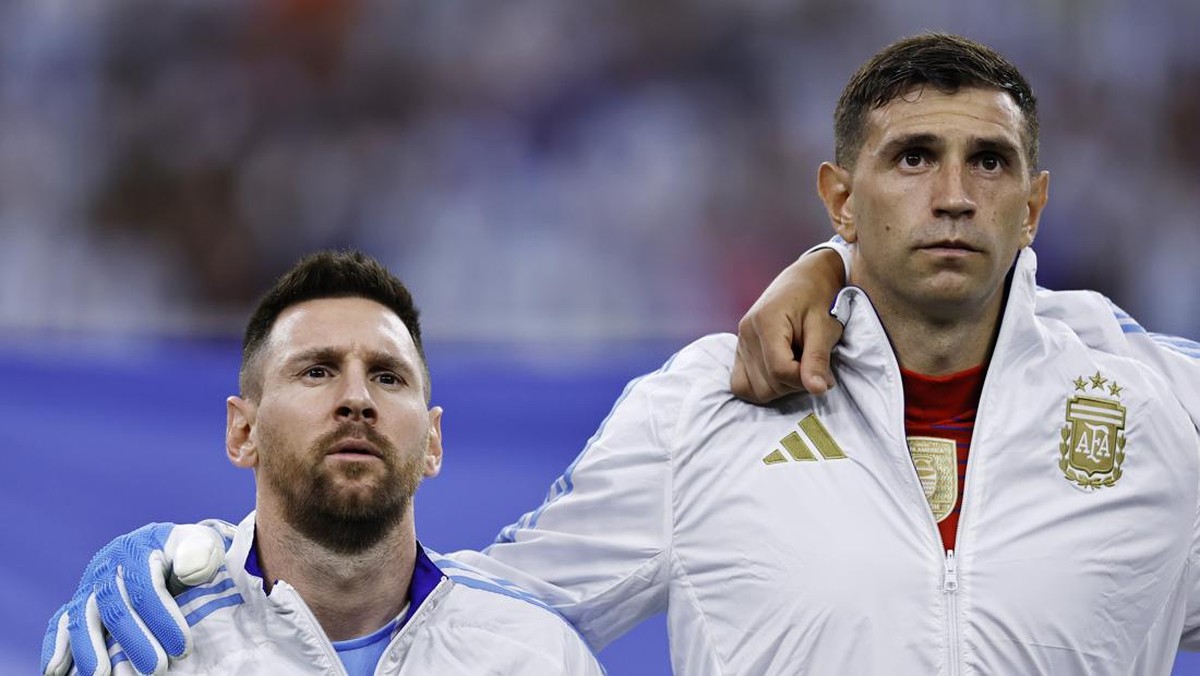 Lionel Messi dan Emi Martinez saat lagu kebangsaan jelang Argentina melawan Ekuador. (Foto: Getty Images/Buda Mendes)