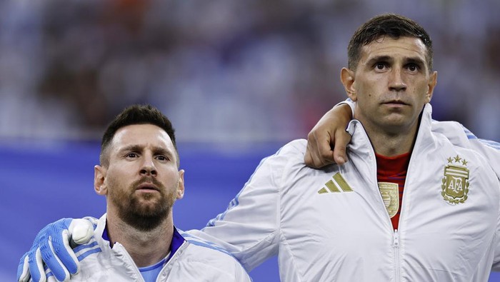 HOUSTON, TEXAS - JULY 04: Lionel Messi and Emiliano Martinez of Argentina line up for the national anthem prior to the CONMEBOL Copa America 2024 quarter-final match between Argentina and Ecuador at NRG Stadium on July 04, 2024 in Houston, Texas. (Photo by Buda Mendes/Getty Images)